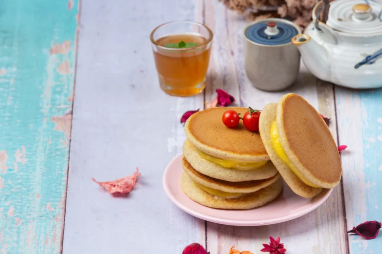 dorayaki-pancakes-stuffed-with-vanilla-japanese-food